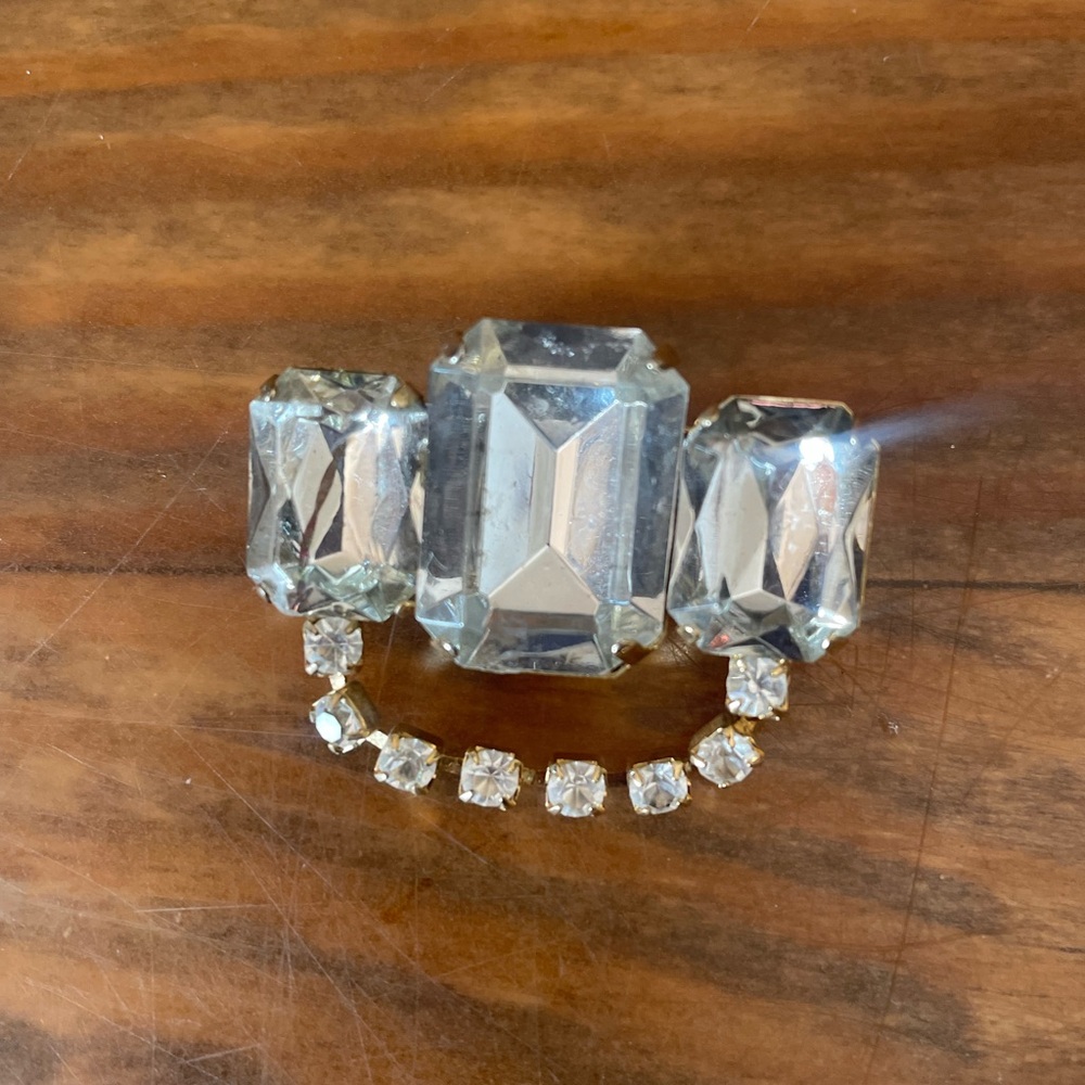 Vintage Elegant faux Silver Crystal Brooch jewelry regal
